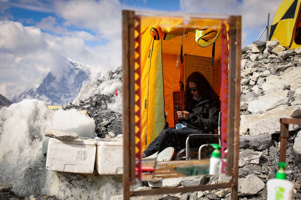 De tocht te voet naar het Everestbasiskamp in Nepal alleen al duurt een week Eenmaal aangekomen kunnen bezoekers met de rest van de wereld contact houden via prepaid internetkaarten van Everest Link een Nepalees bedrijf Hoe zwaar de klimmers het hebben hangt af van de gidsendienst die ze hebben gekozen Wie voor het beste is gegaan geniet veel van de gemakken van thuis waaronder een warme douche een yogatent en films na het eten