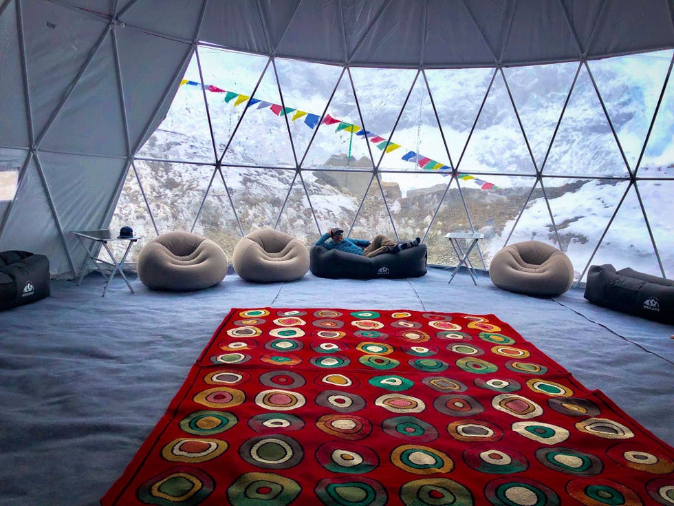 Door de transparante zijkant biedt de tent van Climbing the Seven Summits een spectaculaire aanblik op het Himalayagebergte Als je een begeleide tocht maakt breng je de meeste tijd in het basiskamp op 5334 kilometer hoogte door om te rusten en acclimatiseren Maar ook om je voor te bereiden op een klim in ijle lucht naar een plek waar het menselijk lichaam niet lang achtereen kan overleven