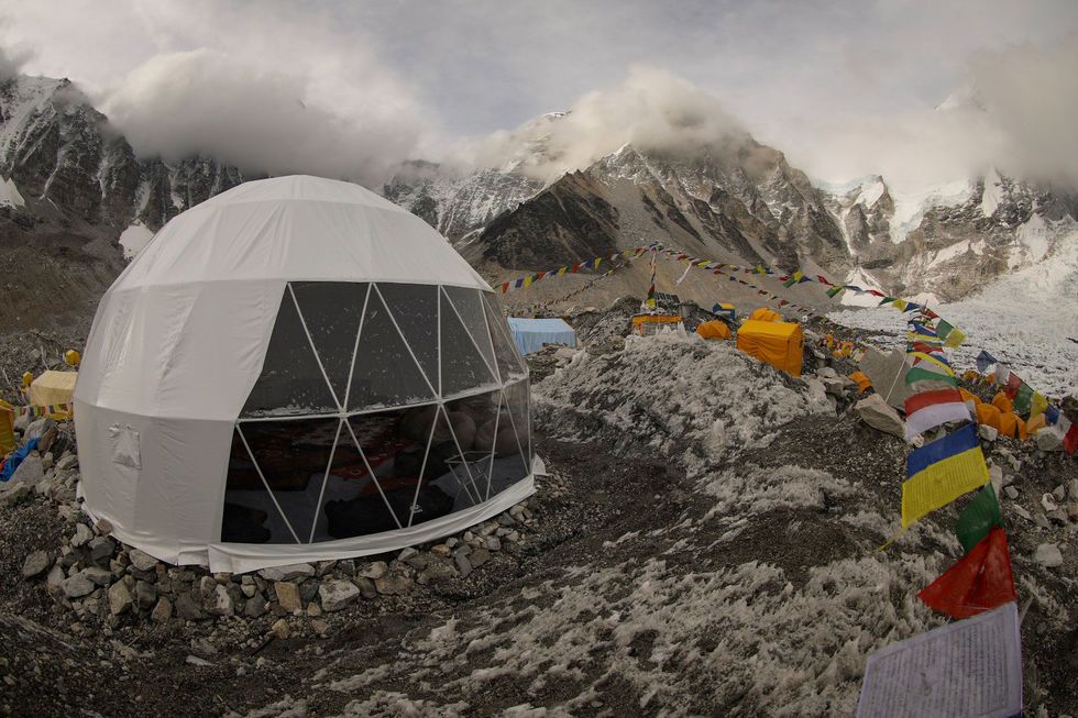 De gidsendienst Climbing the Seven Summits heeft haar koepeltent midden in het popupdorp van het Everestbasiskamp opgezet