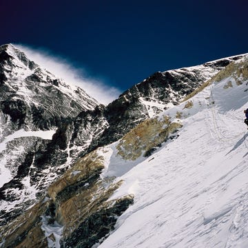 De Mount Everest beklimmen een paar reizigers beklimmen de mount everest