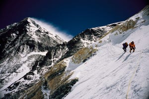 een paar reizigers beklimmen de mount everest