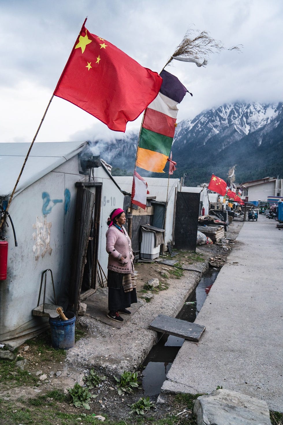 Voor dorpen langs de Magische Route in Tibet die door bergbeklimmers en hun teams naar het basiskamp aan de noordzijde van de Mount Everest in Tibet wordt gevolgd zal het wegblijven van welgestelde alpinisten een gevoelige economische klap zijn