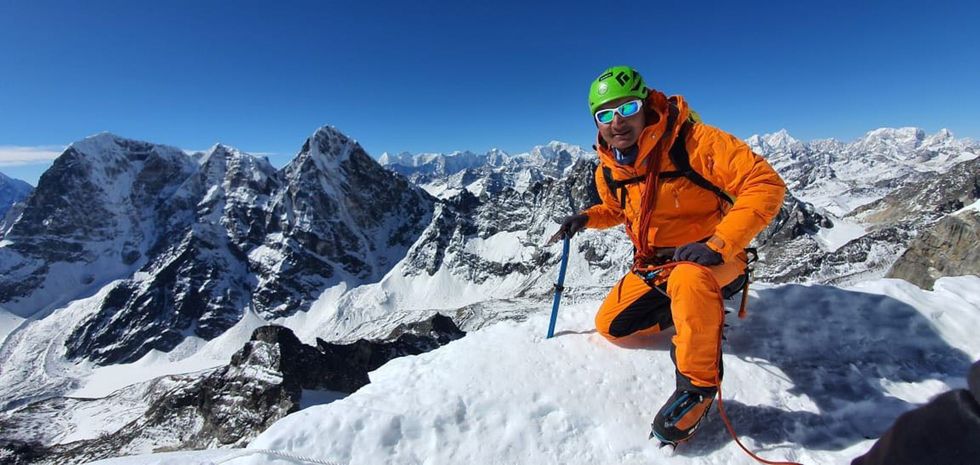 De Nepalese berggids Tenji Sherpa ging ervan uit dat zijn clinten de komende weken zouden arriveren voor het beklimmen van de Everest Nu het Everestseizoen is afgelast zal dat grote economische gevolgen hebben niet alleen voor de sherpas maar voor het hele land zegt hij