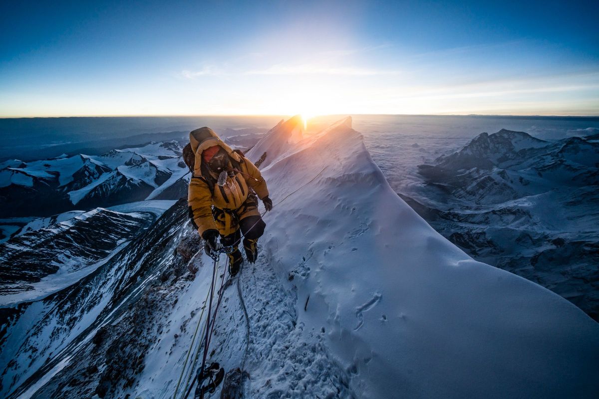 China en Nepal hebben besloten de rest van het seizoen geen beklimmingen vanaf beide zijden van de Mount Everest meer toe te laten Nadat de berg in 2015 na een zware aardbeving in Nepal voor alle expedities werd gesloten is het de tweede keer dat niemand de hoogste berg op aarde dit jaar zal beklimmen