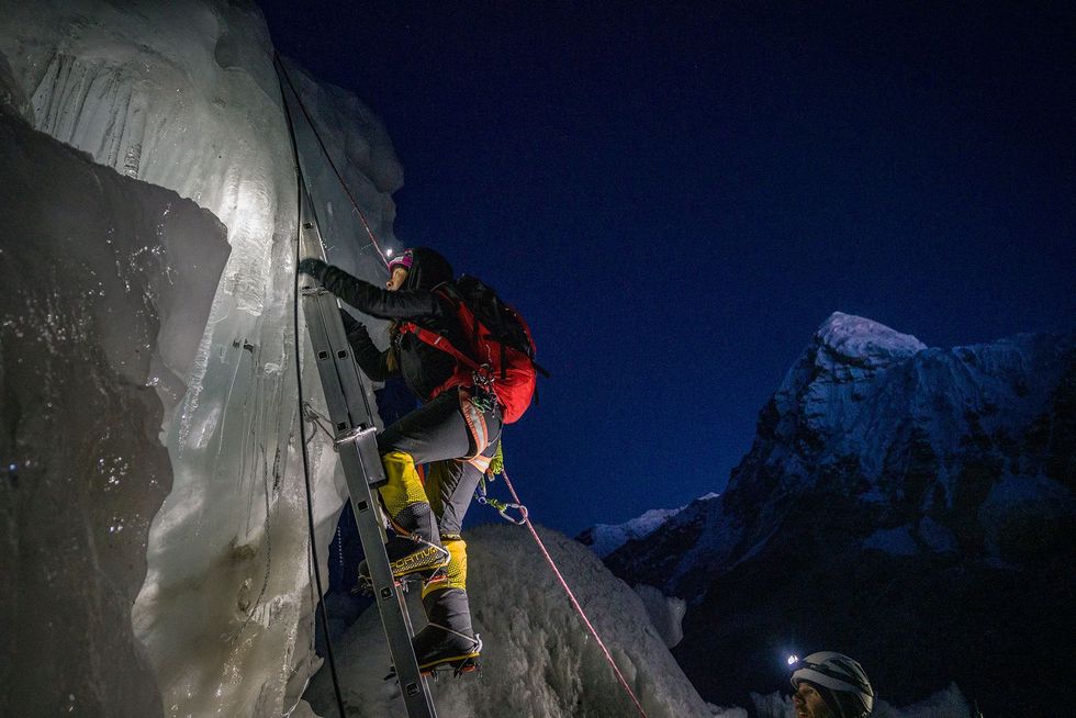 Dawa Yangzum Sherpa beklimt een ladder in de Khumbuijsval Dawa was de eerste ZuidAziatische vrouw die een certificaat van de International Federation of Mountain Guide Association IFMGA heeft ontvangen Ze hielp de wetenschappers bij de beklimming en afdaling van de Mount Everest een expeditie die tot doel had zes weerstations op de berg te installeren en ijskernen uit een gletsjer te boren
