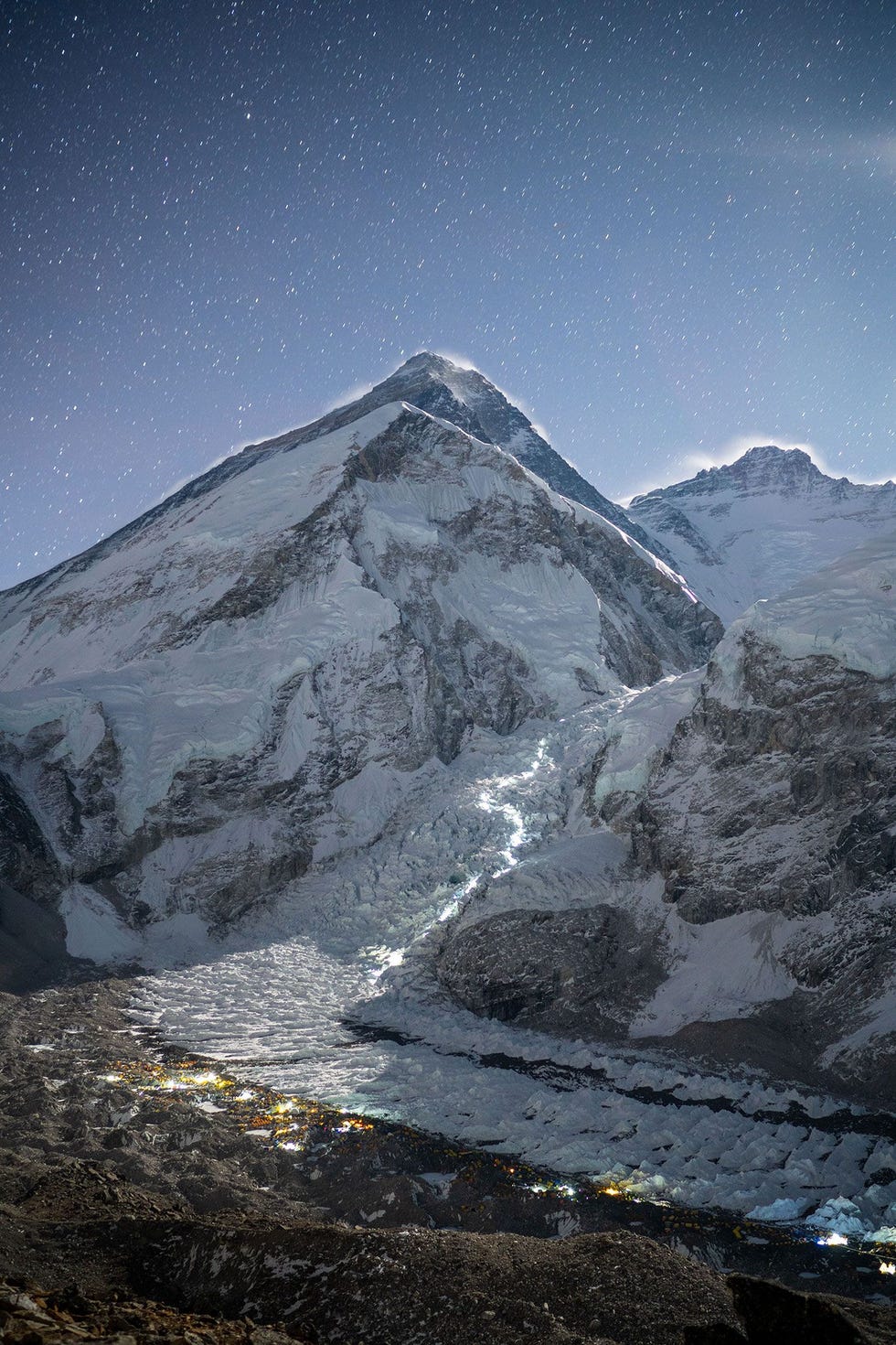 Helmlampen verlichten de klimroute die alpinisten door de Khumbuijsval richting de top van de Everest volgen Ook de weerstations die door het team werden opgezet moesten over deze route worden vervoerd Zes stations werden tussen het dorpje Phortse en het Balkon van de Everest genstalleerd