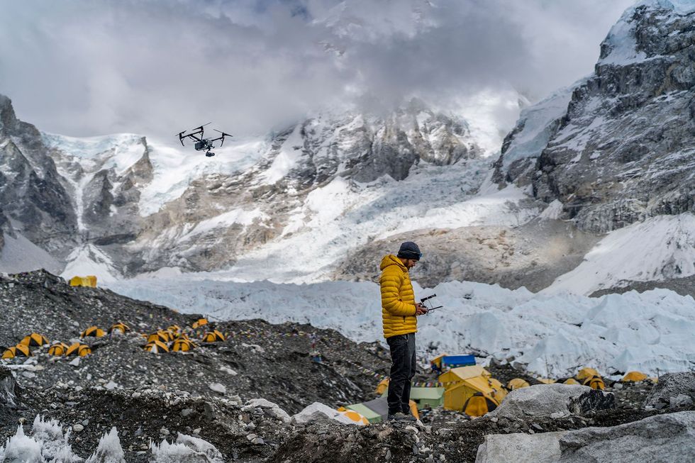 Chris Millbern bestuurt een drone terwijl hij in het basiskamp werkt aan het verzamelen van de meest gedetailleerde fotogrammetrische gegevens van het gebied ooit Bij het onderzoek wordt gebruikgemaakt van luchtopnamen om metingen en afstanden te kalibreren en daaruit een nauwkeuriger kaart van de Everest en zijn omgeving samen te stellen