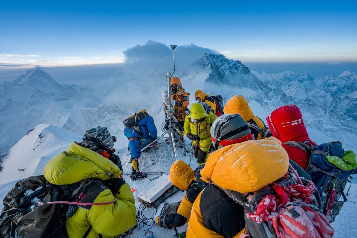 Op de Balkonsectie van de Mount Everest zetten klimaatwetenschappers Baker Perry en Tom Matthews samen met een team van sherpas een geautomatiseerd weerstation op Het instrument is op 8430 meter boven zeeniveau genstalleerd en is daarmee het hoogste weerstation op aarde Op deze hoogte kan het ook metingen doen van de Straalstroom een gordel van krachtige wind die op grote hoogte de aardbol omspant en notoir lastig in kaart is te brengen