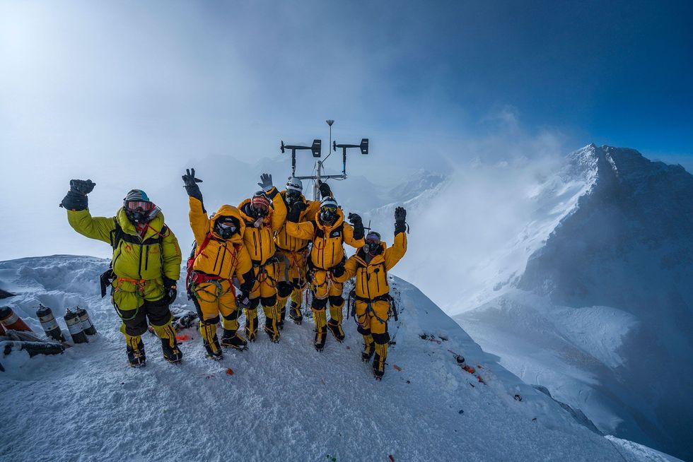 Het team viert de geslaagde installatie van het laatste weerstation dat al is begonnen met het verzenden van gegevens naar een server van de National Geographic Society