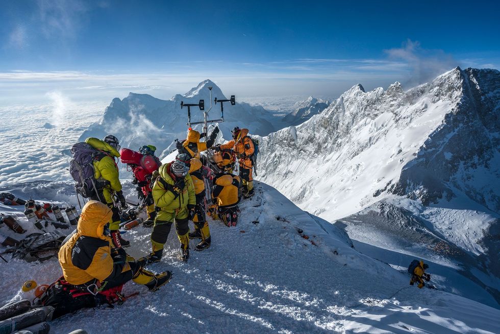 Op meer dan 8400 meter boven zeeniveau werkt het team aan het opbouwen van s werelds hoogste geautomatiseerde weerstation Oorspronkelijk was het de bedoeling om het station nog dichter onder de top van de Everest te installeren maar het team moest omkeren vanwege de drukte op de berg