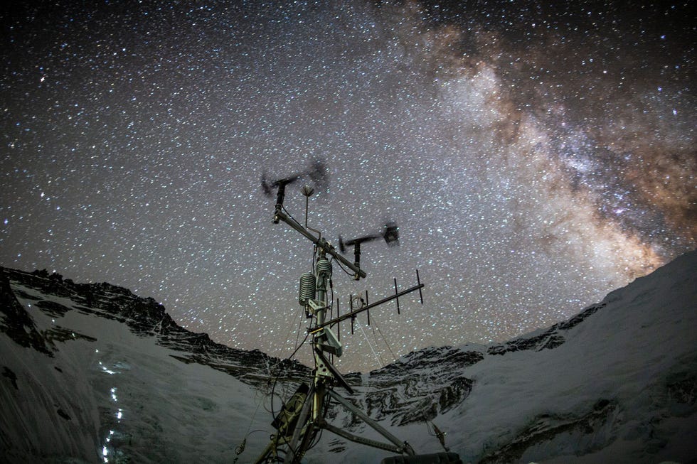 Wetenschappers ontwierpen de weerstations op de Mount Everest zoals dit station in Kamp 2 om geautomatiseerde gegevens per satelliet te kunnen verzenden zodat de informatie niet door alpinisten gedownload en opgehaald hoeft te worden