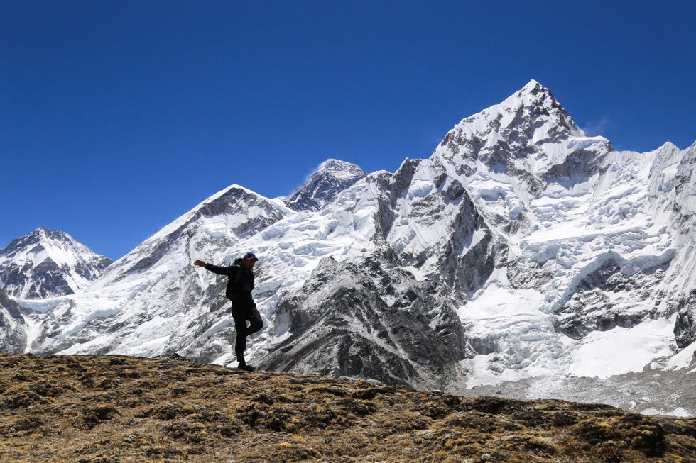 hiker in front of snowcapped mountains everest marathon
