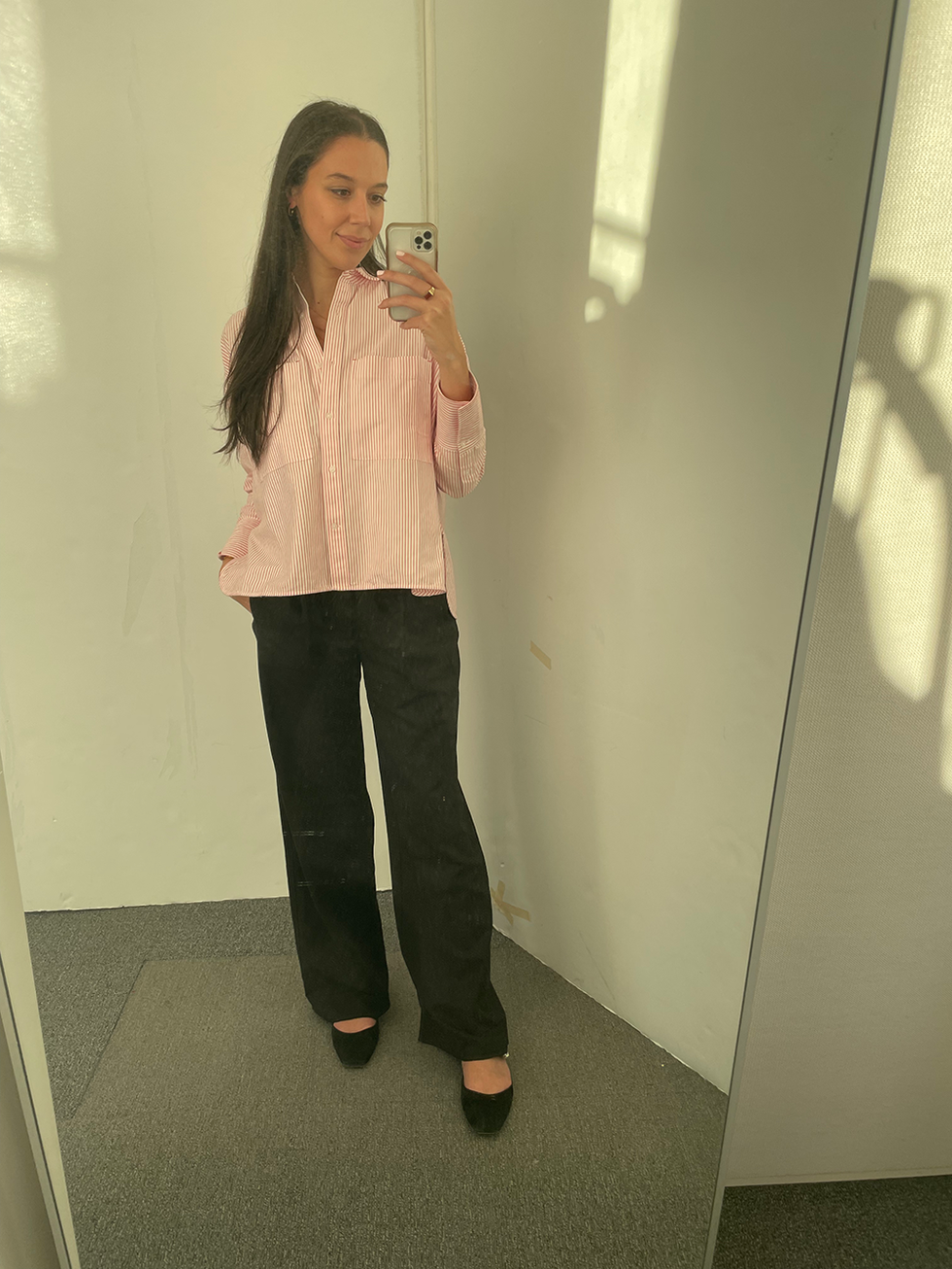 fashion editor jaclyn alexandra cohen wears everlane pants in a mirror selfie