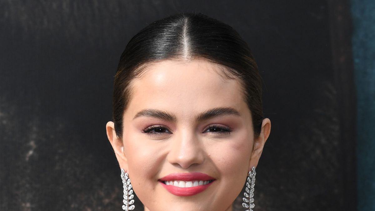 preview for The key to Selena Gomez's makeup, according to her makeup artist