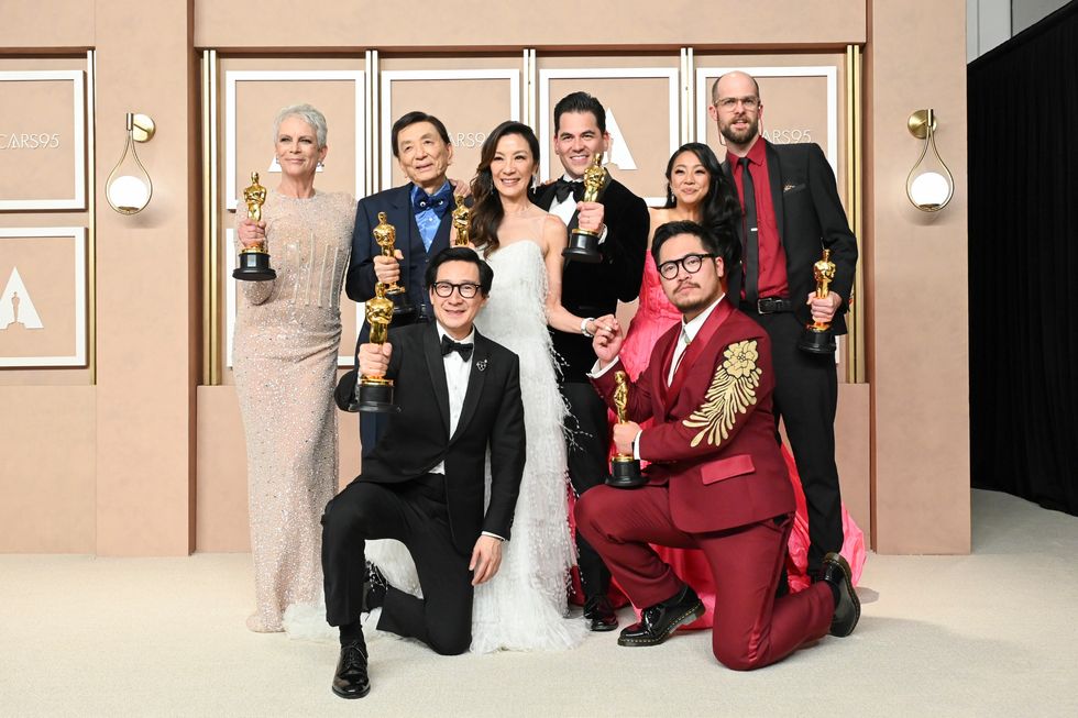 Alles überall auf einmal, Besetzung und Crew feiern ihren Oscar-Gewinn