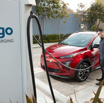 a 2022 chevrolet bolt euv is charged at an evgo fast charging station gm and evgo are on track to have approximately 500 fast charging stalls live by the end of 2021 pre production model shown available summer 2021 actual production model may vary photo by dan macmedan for chevrolet