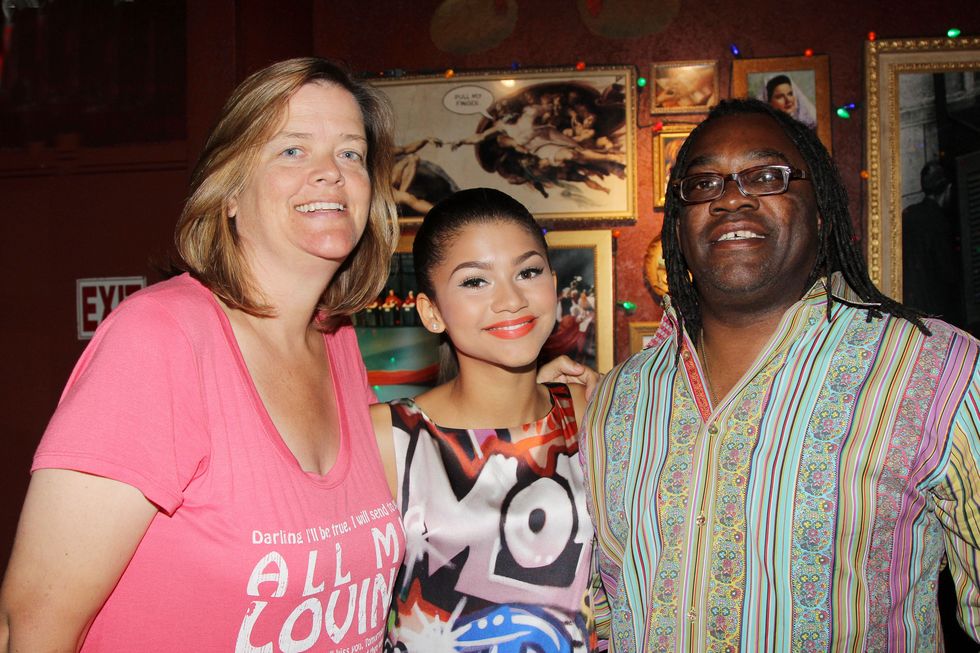 claire stoermer, zendaya, and kazembe coleman pose for a photo while standing together and smiling