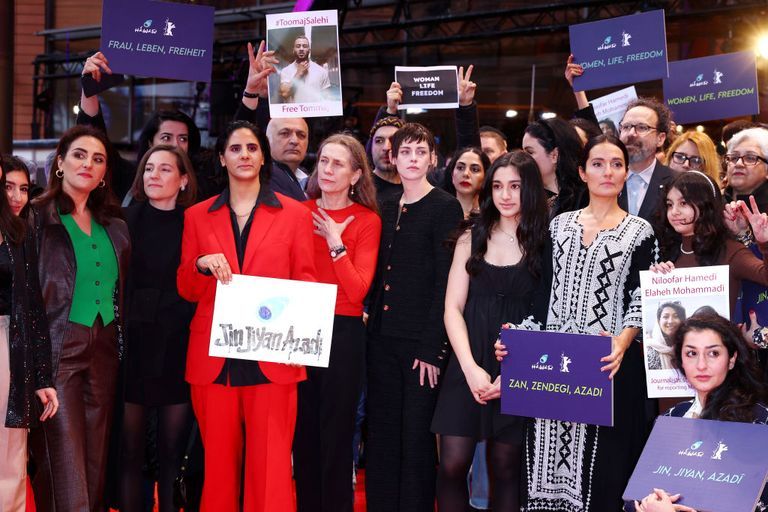 クリステン・スチュワート、ベルリン国際映画祭でイランの女性の人権擁護を求めるデモに参加