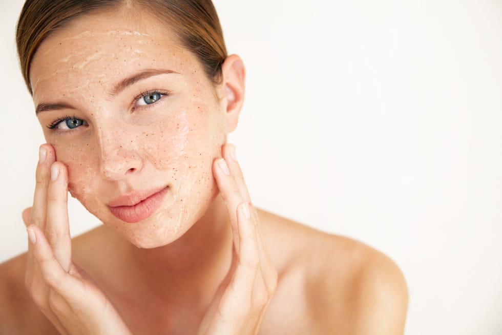 mujer joven con mascarilla hidratante en la cara