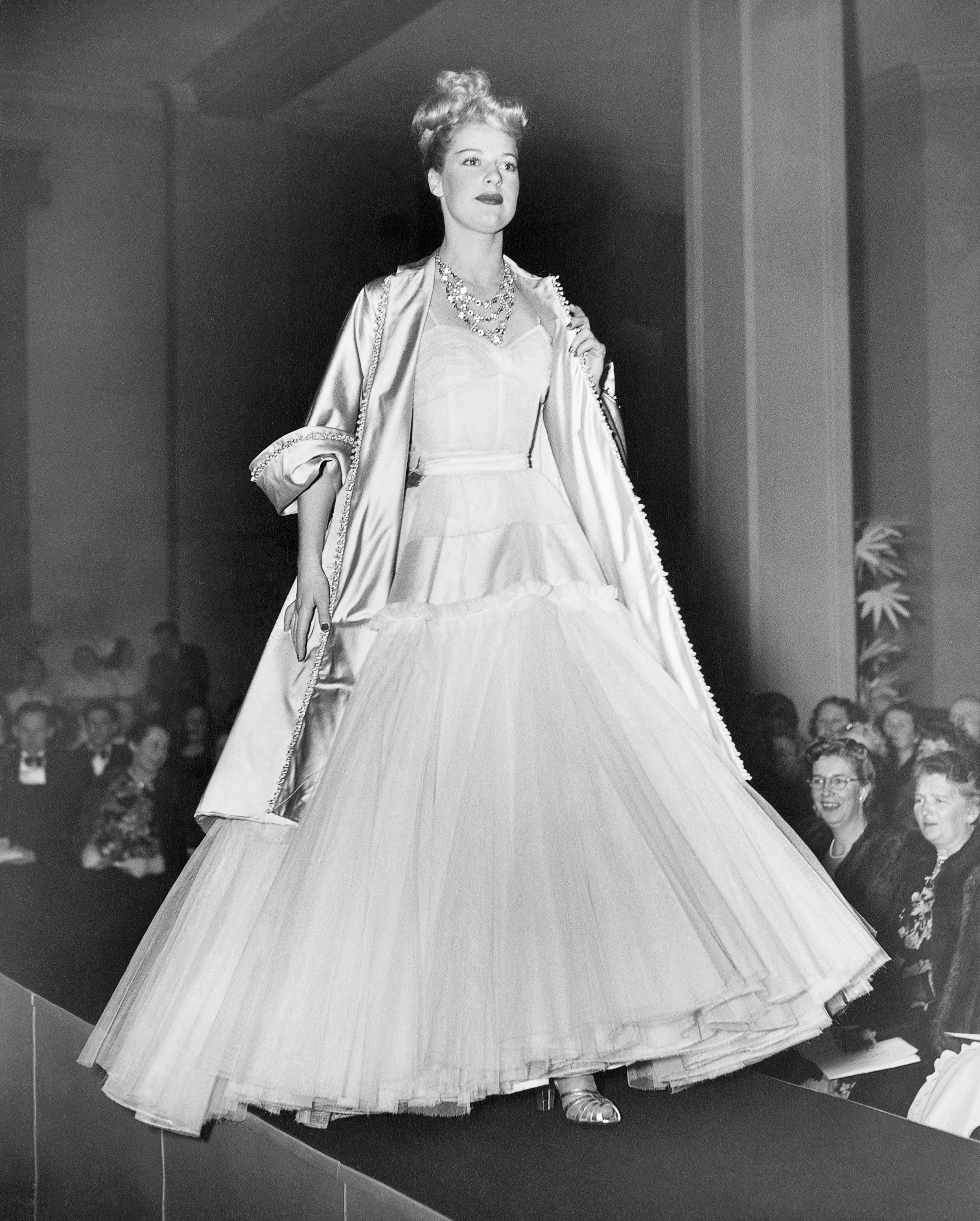 How Christian Dior revolutionized fashion 70 years ago – DW – 02/10/2017