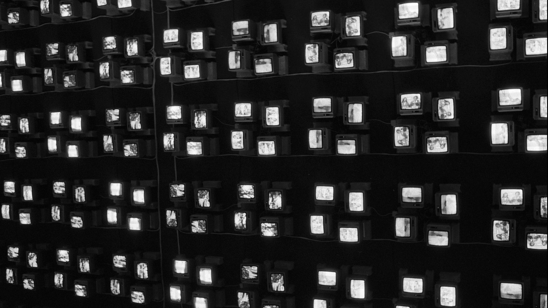 Exhibition of Televiewer of Nam June Paik in Paris,France on December 10th,1982.