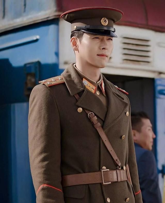 Military uniform, Uniform, Military, Military person, Fashion, Headgear, Soldier, Side cap, Official, Non-commissioned officer, 