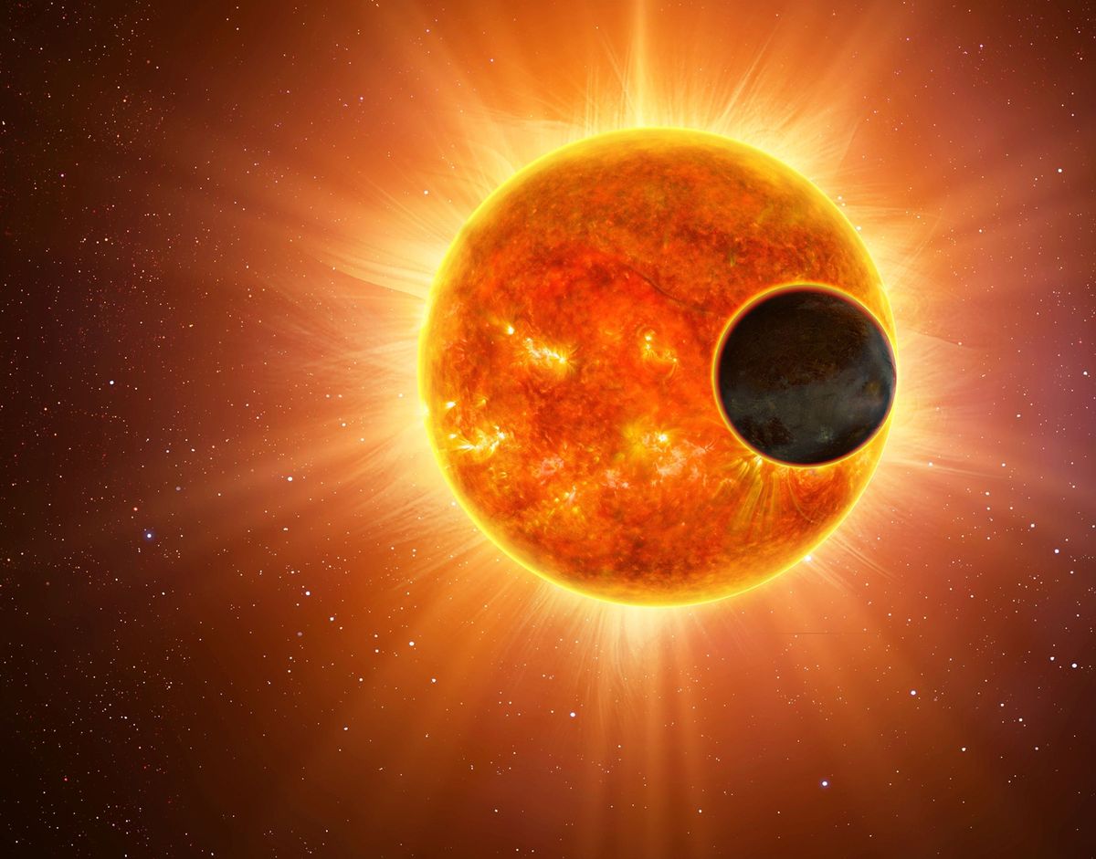 Op deze artistieke illustratie passeert een exoplaneet voor een ster langs die veel op de zon lijkt De James Webbruimtetelescoop bestudeert de structuur en atmosferische samenstelling van exoplaneten in ongevenaard detail tijdens de zoektocht naar de ingredinten voor een leefbare planeet