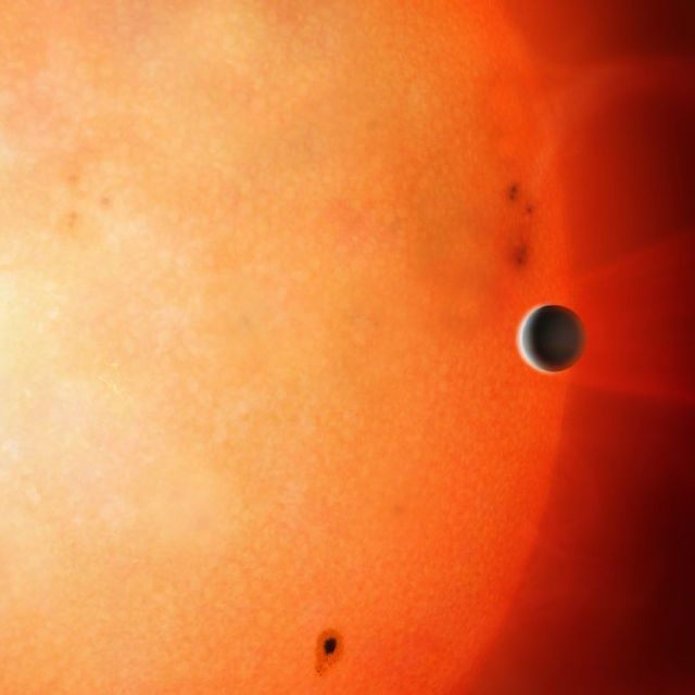De doorsnede van TOI849b is ongeveer even groot als die van Neptunus maar de rotsachtige planeet heeft een enorme dichtheid en staat dicht bij zijn moederster
