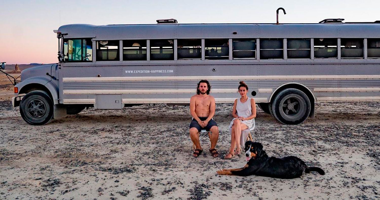 La historia viral de la pareja superfeliz que convirtió un autobús en su casa está en Netflix foto