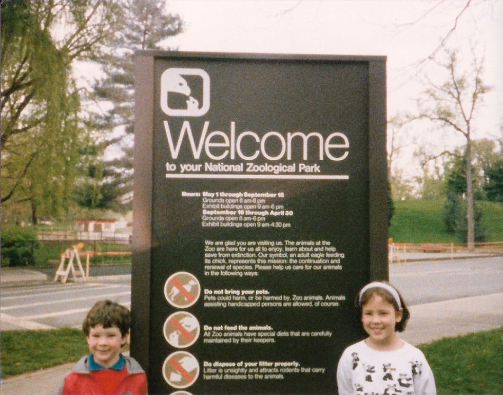 Tijdens een gezinsuitje in 1986 naar de National Zoo in Washington DC poseert de 9jarige Rebecca Hale in haar pandatrui met haar jongere broertje Chris