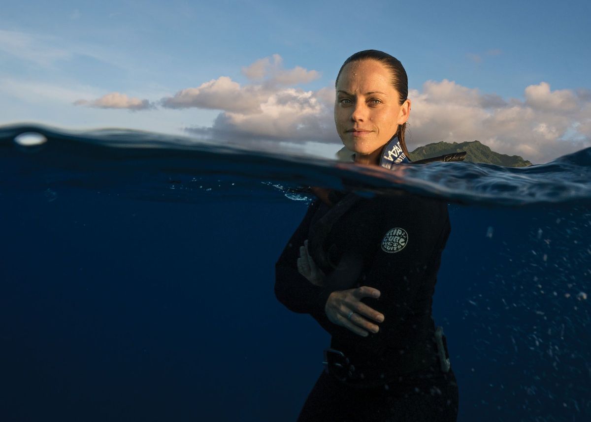 Jessica Cramp maakt een vrijduik bij Rarotonga het grootste Cookeiland