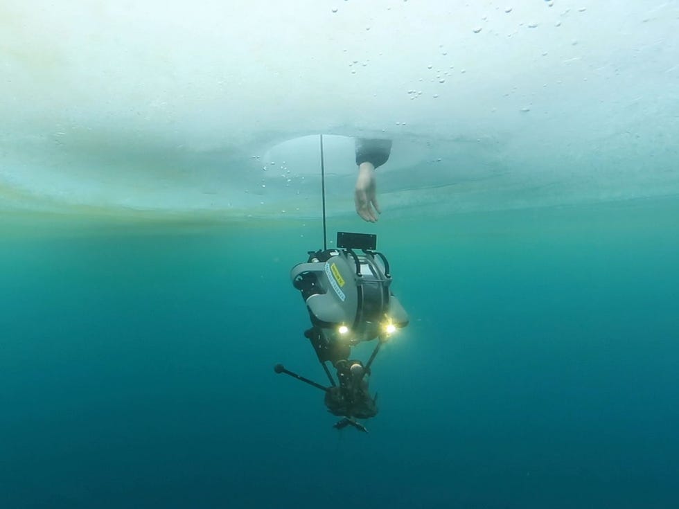 de rov brengt de camera veilig terug op het ijs