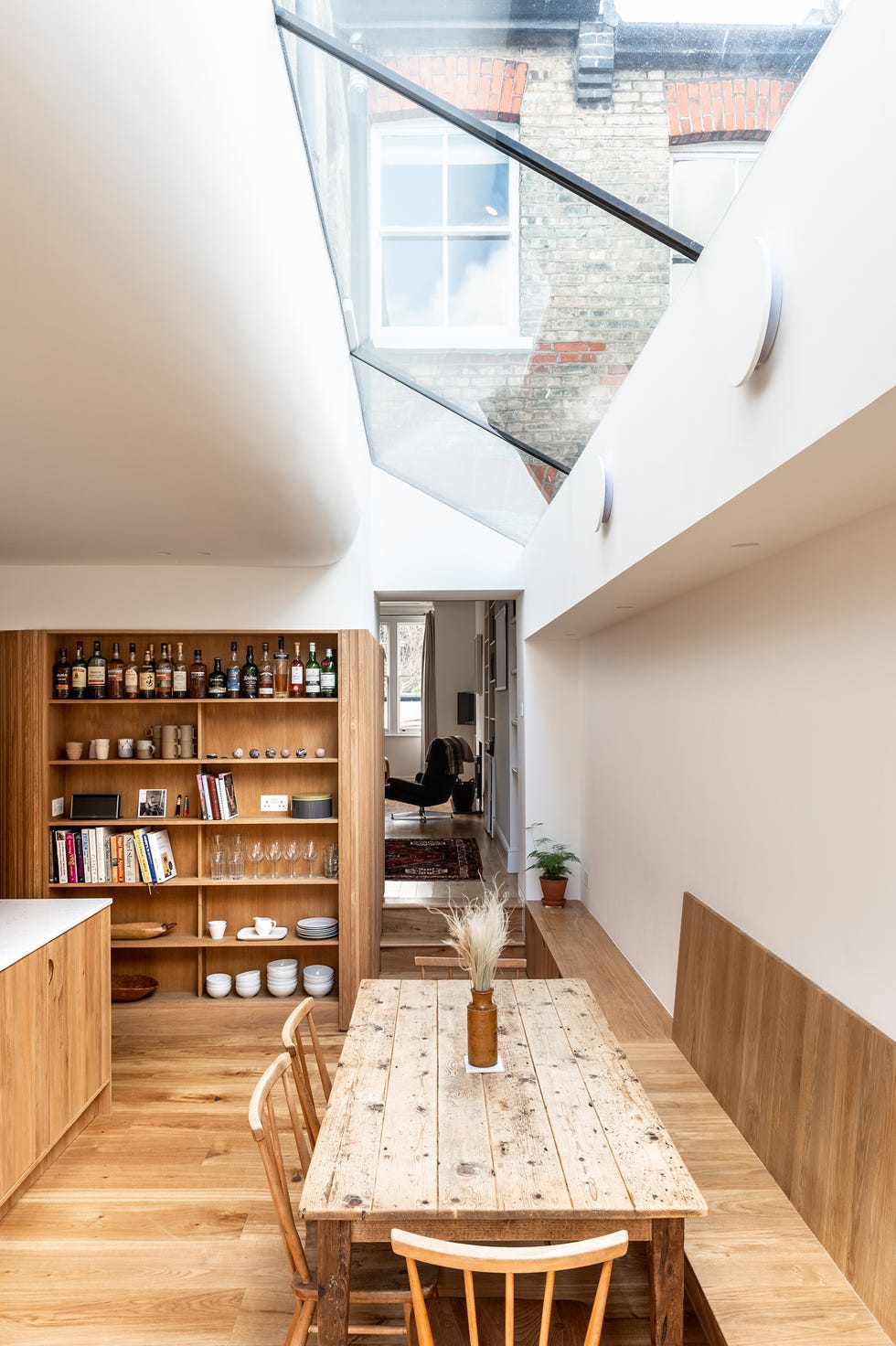 comedor con mesa y sillas de madera, banco de obra y tragaluz