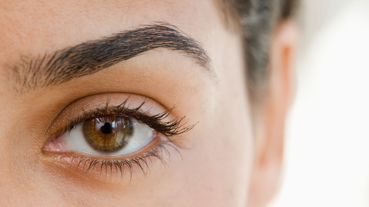 How to Pluck Your Own Eyebrows, According to the Pros