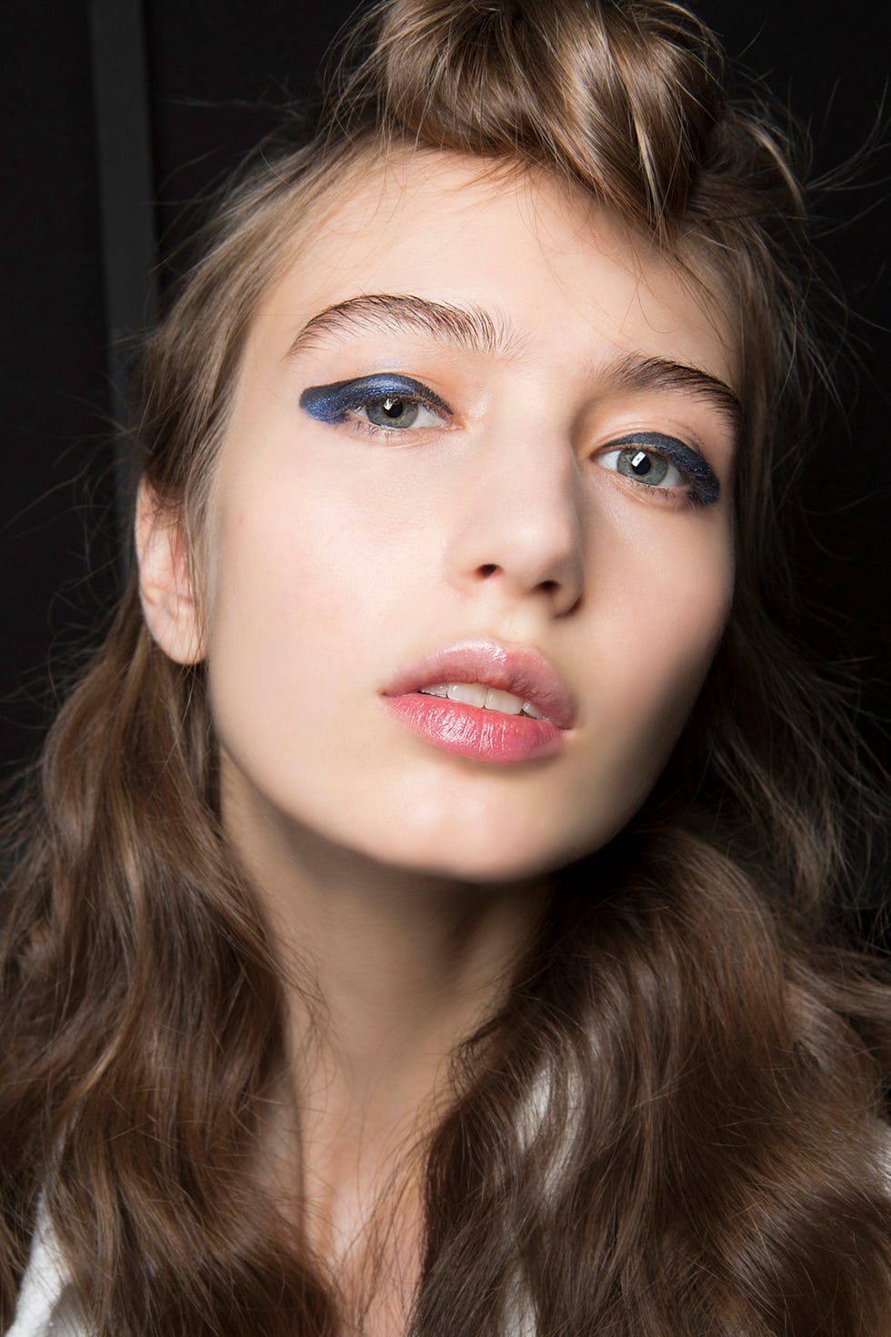 El 'eyeliner' azul es el maquillaje de moda del verano 2021