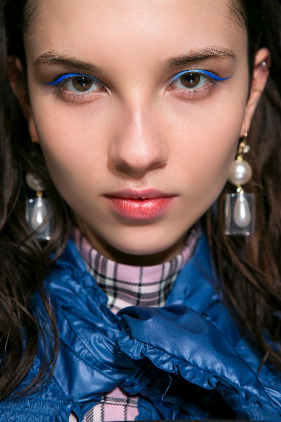 El 'eyeliner' azul es el maquillaje de moda del verano 2021