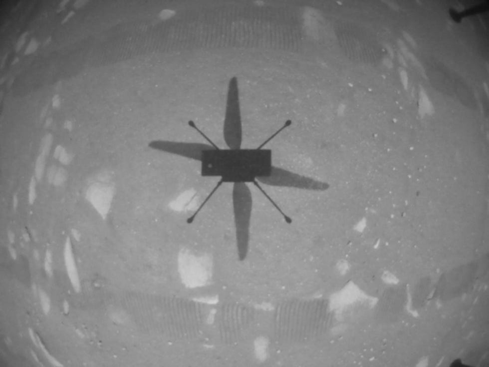 Ingenuity De Ingenuityhelikopter maakte dit beeld van zijn schaduw tijdens zijn eerste vlucht op een hoogte van circa drie meter boven het oppervlak van Mars De kleine helikopter heeft nu meer dan een dozijn vluchten uitgevoerd om het terrein te bestuderen dat de Perseverance zal verkennen
