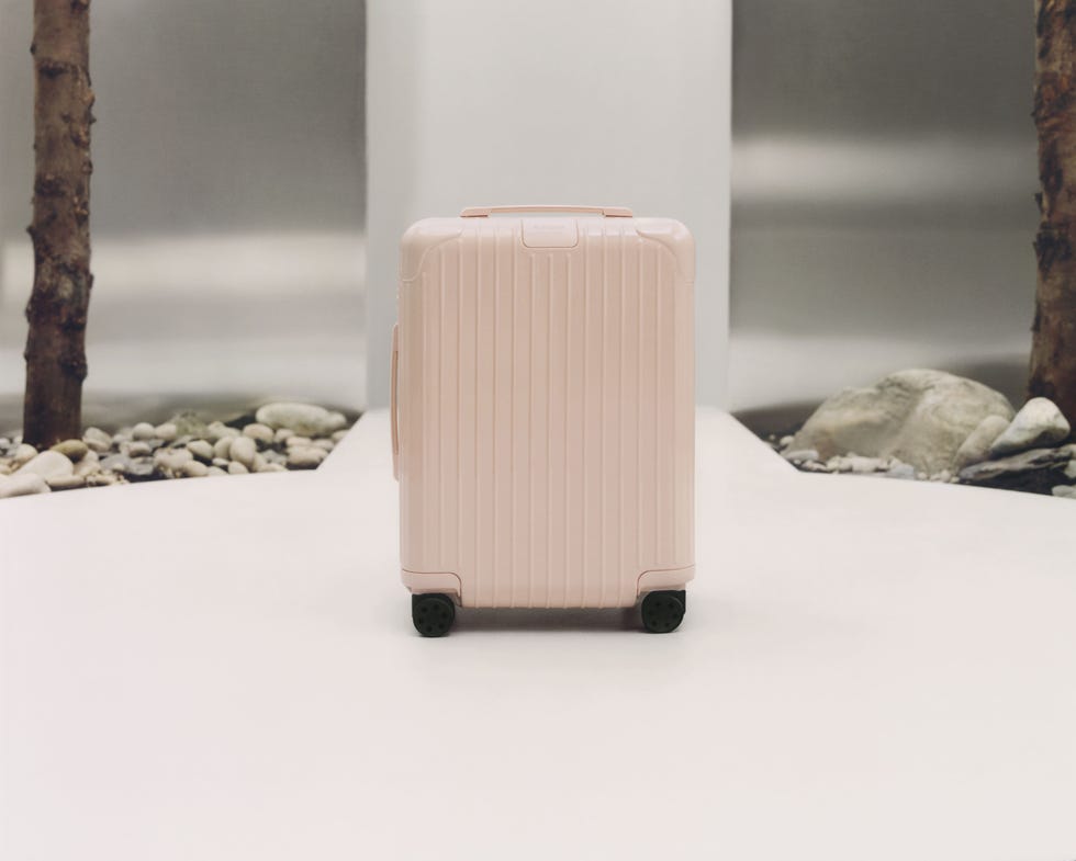 RIMOWA on X: Urban retreats with the new RIMOWA Essential Cabin in  Cactus.⁣ ⁣ ⁣ Visit  to discover the newest  collection.⁣ ⁣⁣ ⁣#RIMOWA #RIMOWAcolours  / X