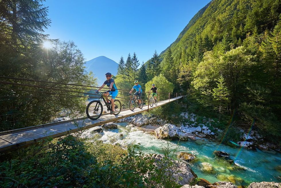 Una pista ciclabile lungo il fiume Sawa in Slovenia