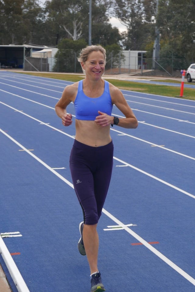 Shoe, Human leg, Sportswear, Sports uniform, Track and field athletics, Sport venue, Athletic shoe, Athlete, Knee, Playing sports, 