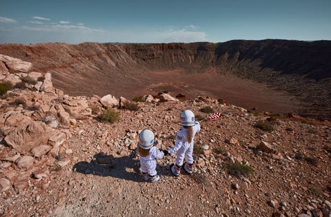 Deze foto is gemaakt op de Metereor Crater in Arizona ruim anderhalve kilometer breed en zon 170 meter diep zegt Your Shotfotograaf Juan Osorio Omdat het nog jren zal duren voor een astronautentraining kan plaatsvinden besloten we om 4200 kilometer te reizen naar het meest maanachtige landschap van de aarde