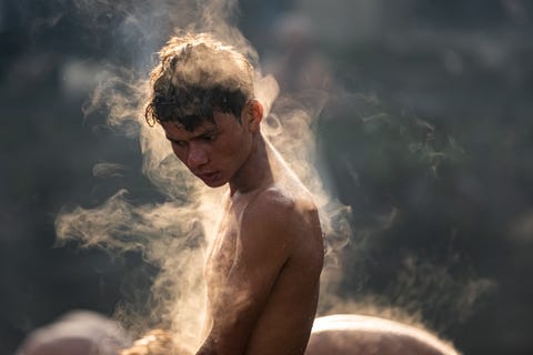 Een jongen neemt een koud stomend bad in de buurt van de Treveni Tempel in het Khaptad Nationaal Park in Nepal Deze heilige plaats verwelkomt iedere zomer veel hindoestische pelgrims