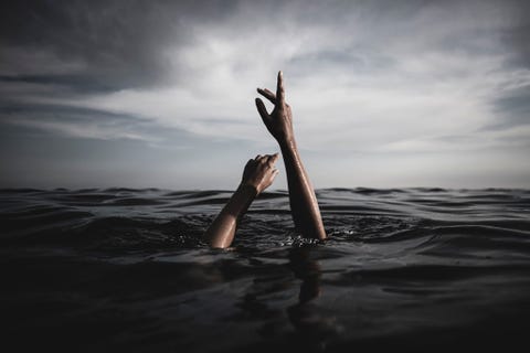 Een vrouw poseert terwijl ze haar adem inhoudt onder het water van de Midellandse Zee voor de kust van Frankrijk