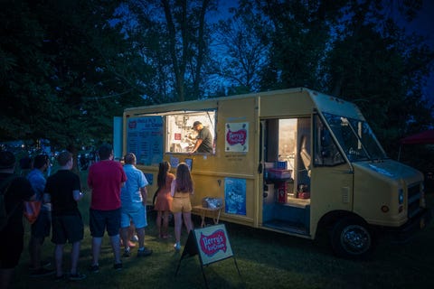 Voor een ijscowagen in Webster in New York vormt zich een rij enthousiaste klanten Volgende zomer zal het 100jarig jubileum van ijswagens gevierd worden