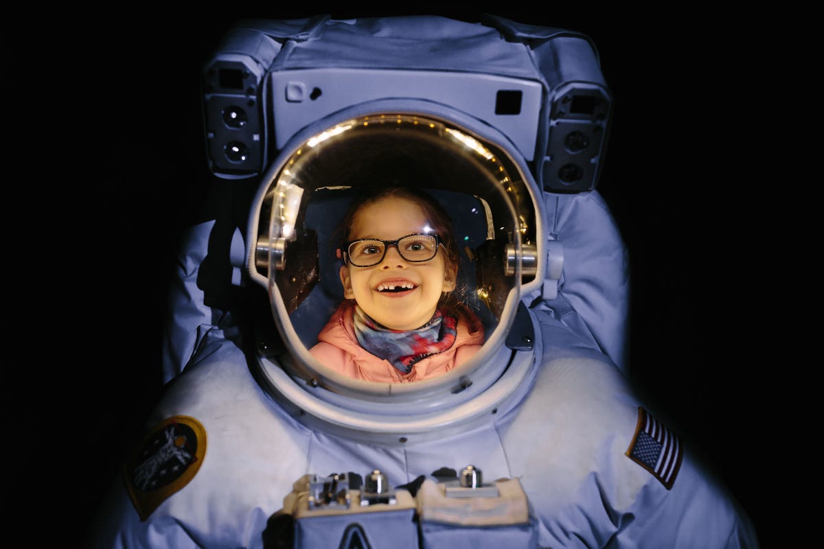 De dochter van Your Shotfotograaf Emilia WilgoszPeters Laura  is dol op de ruimte Astronaut worden is haar droom zegt ze Emilia en haar man hebben met Laura 480 kilometer gereden om een tentoonstelling te zien in Warschau in Polen Gateway to Space waar Laura in een astronautenpak mocht poseren Ze leest veel boeken over wetenschap en gelooft dat ze op een dag een raket de ruimte in zal vliegen  zegt Emilia