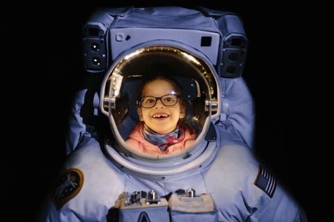 De dochter van Your Shotfotograaf Emilia WilgoszPeters Laura is dol op de ruimte Astronaut worden is haar droom zegt ze Emilia en haar man hebben met Laura 480 kilometer gereden om een tentoonstelling te zien in Warschau in Polen Gateway to Space waar Laura in een astronautenpak mocht poseren Ze leest veel boeken over wetenschap en gelooft dat ze op een dag een raket de ruimte in zal vliegen zegt Emilia