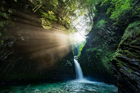 Een straaltje ochtendlicht schijnt over een rustige waterval in de prefectuur Gifu Japan