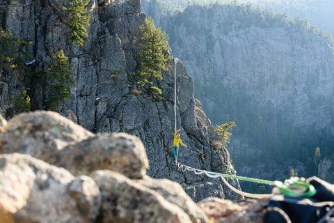 Brandon Peterson loopt over een highline in Boulder in Colorado Een highline is een andere vorm van slacklinen waarbij sporters balanceren terwijl ze over een vlak koord lopen dat tussen twee punten ligt gespannen
