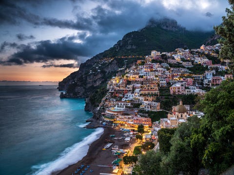 De lichten van Positano in Itali gloeien in de schemering Your Shotfotograaf Peter Friedman nam drie versies van dit shot met verschillende exposures en mengde ze vervolgens samen om een beeld te maken dat lijkt op wat hij persoonlijk waarnam