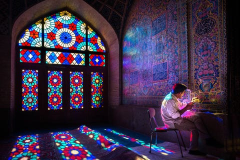 Rahman Soleymani maakt deel uit van een team dat zorgvuldig de tegels herstelt in de wintergebedszaal van de Nasirolmolkmoskee ook bekend als de roze moskee in Shiraz in Iran Ik houd van de levendige kleuren van het glasinlood verlicht door het warme zonlicht en de delicate bloempatronen van het tegelwerk zegt Your Shotfotograaf Athikhom Saengchai Het is absoluut een van de mooiste plekken in Iran